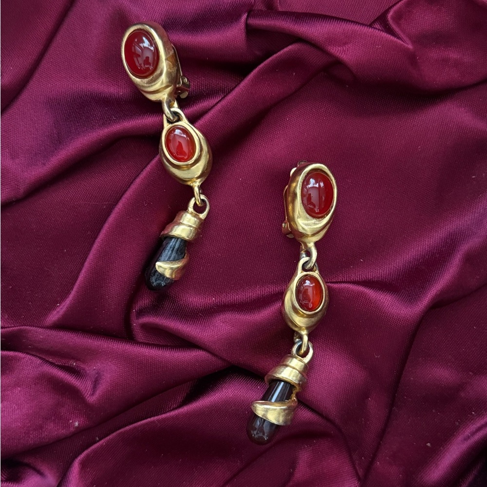 Vintage gold tone red jewel drop statement dangle clip on earrings
